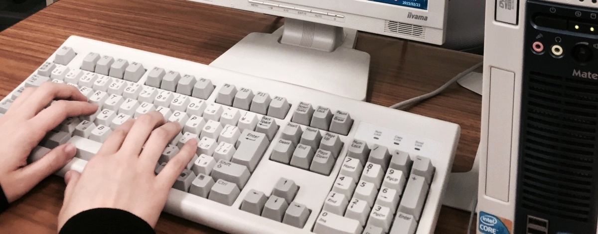 キーボードを使用してパソコンを操作する女性の手